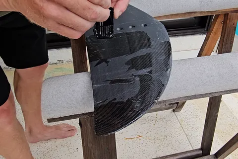 Brushing glossy resin onto the stabilizer